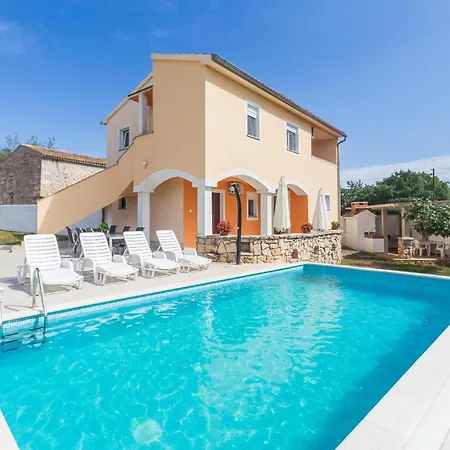 Stunning In With Private Swimming Pool, Be Inside Or Outside