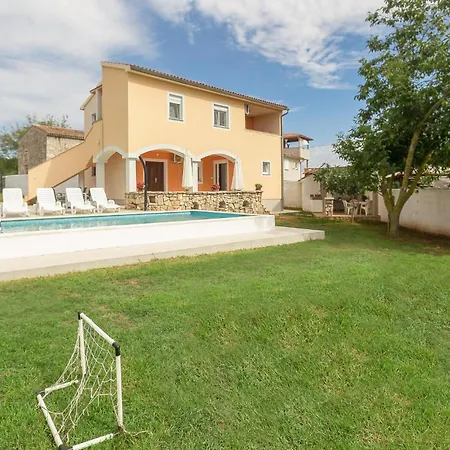 Awesome Home In Segotici