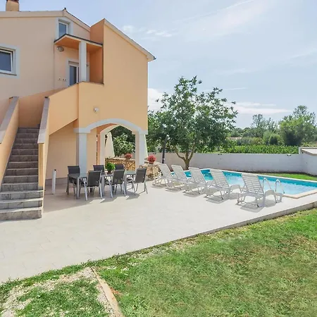 Stunning In With Private Swimming Pool, Be Inside Or Outside *