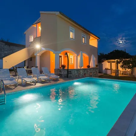 Stunning In With Private Swimming Pool, Be Inside Or Outside Segotici