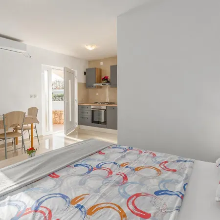 Stunning In With Private Swimming Pool, Be Inside Or Outside Segotici